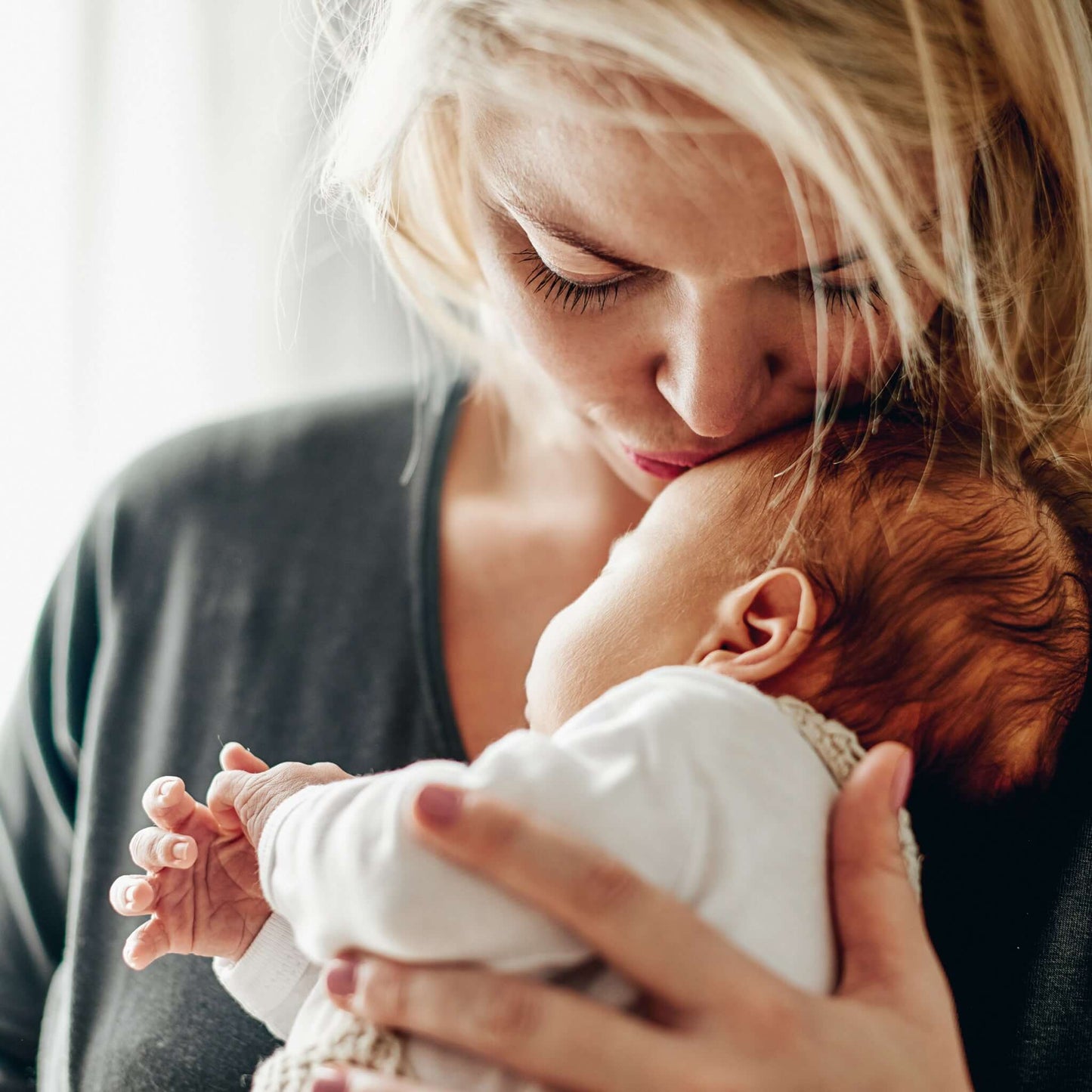 Перевод свидетельства о рождении: Мать целует своего ребенка в лоб